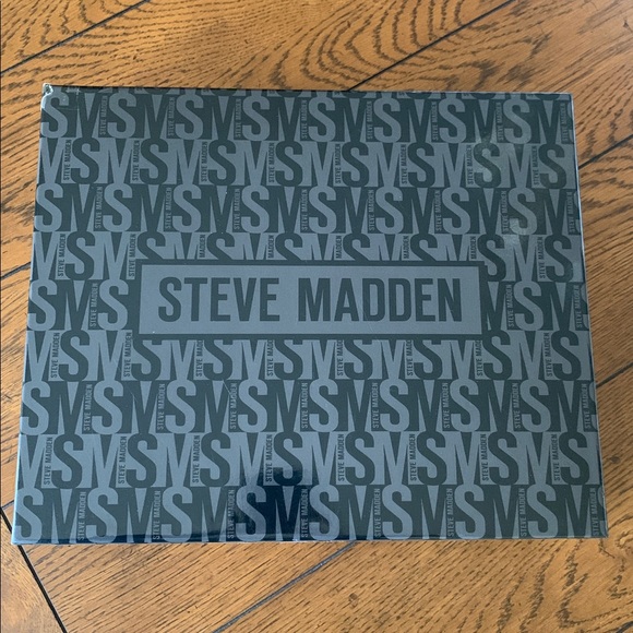 Steve Madden Belt Bag + Water Bottle Gift Set - Picture 2 of 7